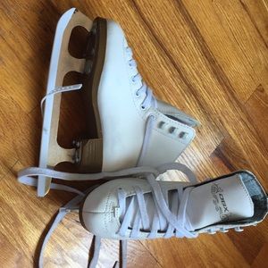 Little girl’s size 11 ice skates